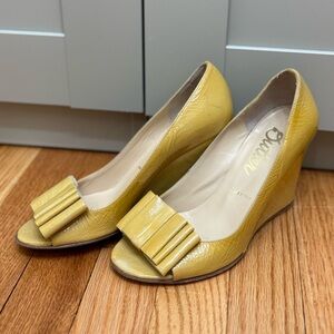Size 6.5 Made in Italy Butter Yellow Wedge Peep Toe Shoes w Bow Accent / Spring